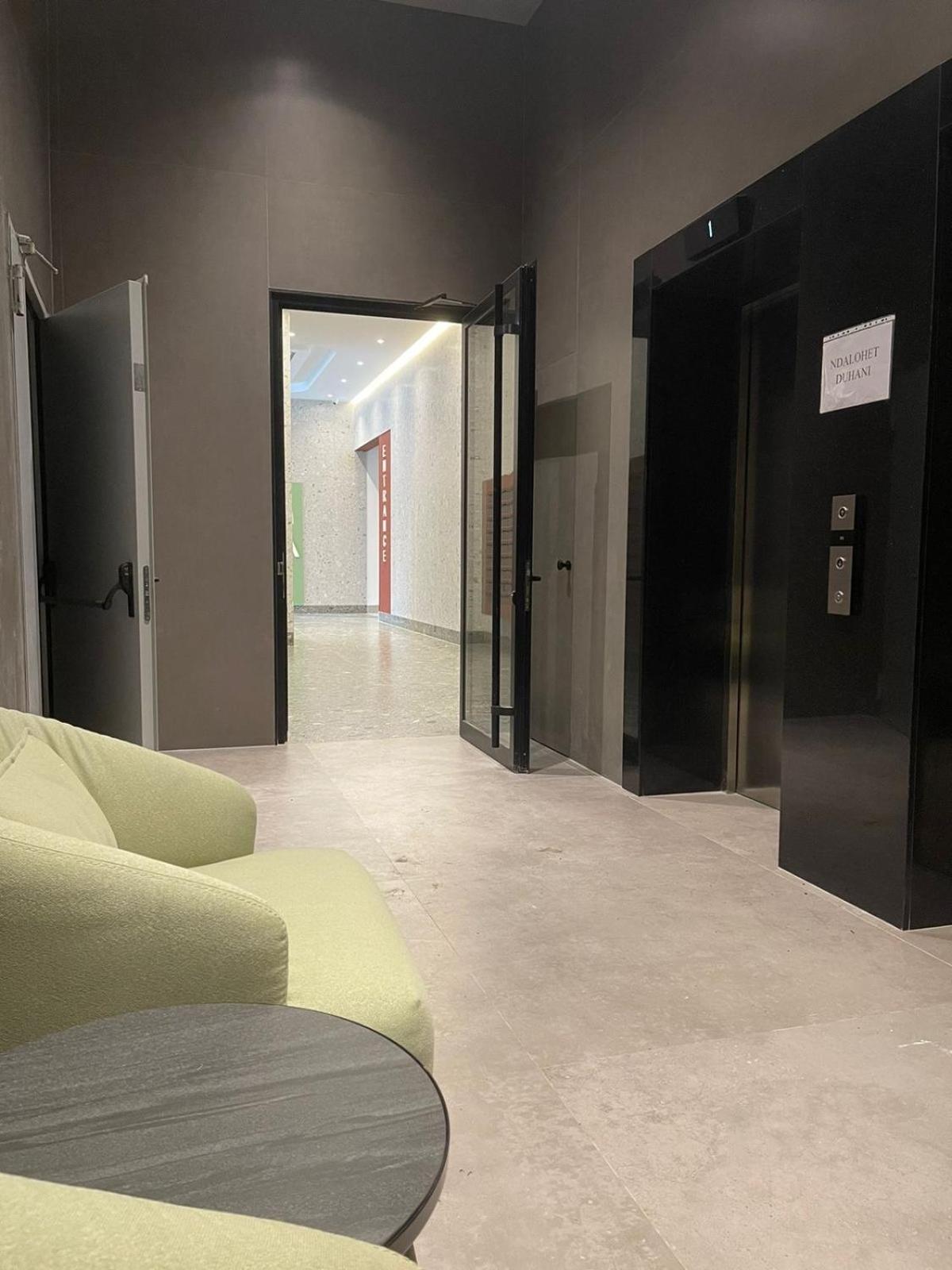 Garden Building Luxury Apartment ティラナ エクステリア 写真